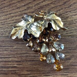 Vintage Montaldo’s grape brooch pin  Made in Japan